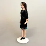 Dukke Dame Frida i Sort Kjole, Frida, dukker, 0482, 483, dukkehusdukke, dukkedame, miniaturer, 1:12, lille, bevægelig, porcelæn, den lille sorte, dukkemor, dukkehus, tilbehør, ting, dukkehusting, biti, ribe, sangskjuler, symbolsk, dukkebutik,