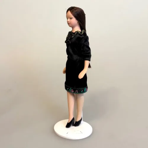 Dukke Dame Frida i Sort Kjole, Frida, dukker, 0482, 483, dukkehusdukke, dukkedame, miniaturer, 1:12, lille, bevægelig, porcelæn, den lille sorte, dukkemor, dukkehus, tilbehør, ting, dukkehusting, biti, ribe, sangskjuler, symbolsk, dukkebutik,