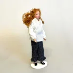 Dukke Dame Sara i Jeans & Bluse, sara, 0495, 495, langt, krøllet, hår, krøller, jeans, cowboybukser, mor, storesøster, dame, voksen, dukkehus, dukkehusdukke, 1:12, dukkehusting, ting, tilbehør, sangskjuler, symbolsk, gave, dukkemor, biti, ribe, miniature, miniaturer