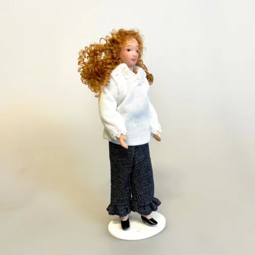 Dukke Dame Sara i Jeans & Bluse, sara, 0495, 495, langt, krøllet, hår, krøller, jeans, cowboybukser, mor, storesøster, dame, voksen, dukkehus, dukkehusdukke, 1:12, dukkehusting, ting, tilbehør, sangskjuler, symbolsk, gave, dukkemor, biti, ribe, miniature, miniaturer