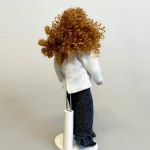 Dukke Dame Sara i Jeans & Bluse, sara, 0495, 495, langt, krøllet, hår, krøller, jeans, cowboybukser, mor, storesøster, dame, voksen, dukkehus, dukkehusdukke, 1:12, dukkehusting, ting, tilbehør, sangskjuler, symbolsk, gave, dukkemor, biti, ribe, miniature, miniaturer