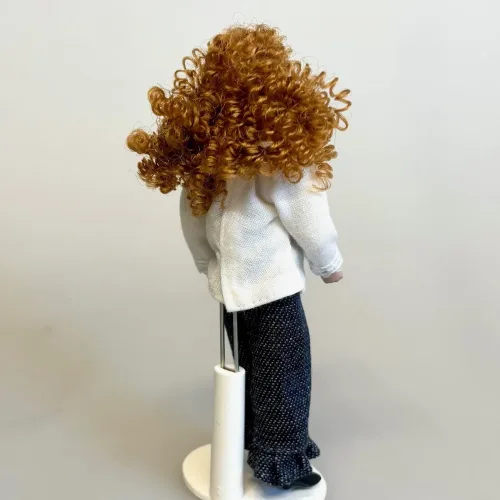 Dukke Dame Sara i Jeans & Bluse, sara, 0495, 495, langt, krøllet, hår, krøller, jeans, cowboybukser, mor, storesøster, dame, voksen, dukkehus, dukkehusdukke, 1:12, dukkehusting, ting, tilbehør, sangskjuler, symbolsk, gave, dukkemor, biti, ribe, miniature, miniaturer