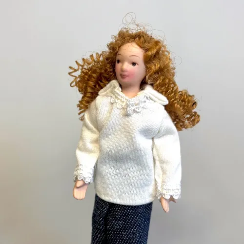 Dukke Dame Sara i Jeans & Bluse, sara, 0495, 495, langt, krøllet, hår, krøller, jeans, cowboybukser, mor, storesøster, dame, voksen, dukkehus, dukkehusdukke, 1:12, dukkehusting, ting, tilbehør, sangskjuler, symbolsk, gave, dukkemor, biti, ribe, miniature, miniaturer