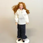 Dukke Dame Sara i Jeans & Bluse, sara, 0495, 495, langt, krøllet, hår, krøller, jeans, cowboybukser, mor, storesøster, dame, voksen, dukkehus, dukkehusdukke, 1:12, dukkehusting, ting, tilbehør, sangskjuler, symbolsk, gave, dukkemor, biti, ribe, miniature, miniaturer