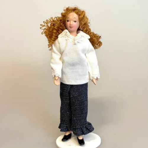 Dukke Dame Sara i Jeans & Bluse, sara, 0495, 495, langt, krøllet, hår, krøller, jeans, cowboybukser, mor, storesøster, dame, voksen, dukkehus, dukkehusdukke, 1:12, dukkehusting, ting, tilbehør, sangskjuler, symbolsk, gave, dukkemor, biti, ribe, miniature, miniaturer