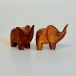 Håndskåret Elefant af Træ med Snabel op - Mini, bgf, ideenwerkstatt, H55xs, lille, simpel, enkel, træelefant, Lille, elefantfigur, træelefant, elefanter, ting med elefanter, elephant, træfigur, kunsthåndværk, træskærearbejde, design, enkel, god stil, flot, speciel, træsnit, lille, figur, biti, ribe,