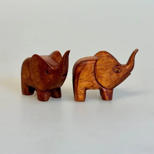Håndskåret Elefant af Træ med Snabel op - Mini, bgf, ideenwerkstatt, H55xs, lille, simpel, enkel, træelefant, Lille, elefantfigur, træelefant, elefanter, ting med elefanter, elephant, træfigur, kunsthåndværk, træskærearbejde, design, enkel, god stil, flot, speciel, træsnit, lille, figur, biti, ribe,