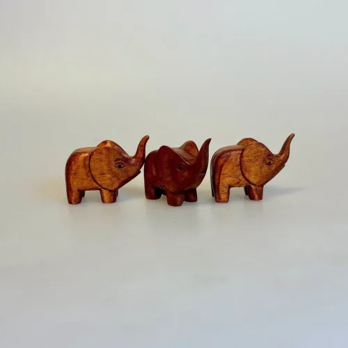 Håndskåret Elefant af Træ med Snabel op - Mini, bgf, ideenwerkstatt, H55xs, lille, simpel, enkel, træelefant, Lille, elefantfigur, træelefant, elefanter, ting med elefanter, elephant, træfigur, kunsthåndværk, træskærearbejde, design, enkel, god stil, flot, speciel, træsnit, lille, figur, biti, ribe,