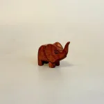 Håndskåret Elefant af Træ med Snabel op - Mini, bgf, ideenwerkstatt, H55xs, lille, simpel, enkel, træelefant, Lille, elefantfigur, træelefant, elefanter, ting med elefanter, elephant, træfigur, kunsthåndværk, træskærearbejde, design, enkel, god stil, flot, speciel, træsnit, lille, figur, biti, ribe,