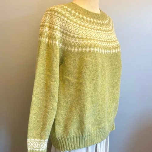 Harley of Scotland Pullover - Færø Mønster Lysegrøn Natur, gulgrøn, avocadogrøn, pastel, lys, delikat, yndig, sporty, smart, let, lækker, ren, uld, ulden, efterårsstrik, tynd, lun, cool, moderne, damestrik, sweater, uldsweater, striktrøje, færø, færømønster, islænder, mønsterstrik, enkel, sartgrøn, biti, vinterstrik, harley, skotsk, skotland,