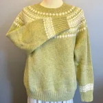 Harley of Scotland Pullover - Færø Mønster Lysegrøn Natur, gulgrøn, avocadogrøn, pastel, lys, delikat, yndig, sporty, smart, let, lækker, ren, uld, ulden, efterårsstrik, tynd, lun, cool, moderne, damestrik, sweater, uldsweater, striktrøje, færø, færømønster, islænder, mønsterstrik, enkel, sartgrøn, biti, vinterstrik, harley, skotsk, skotland,