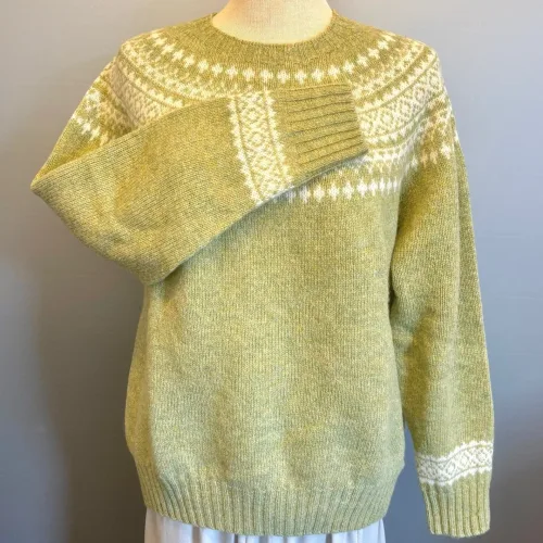 Harley of Scotland Pullover - Færø Mønster Lysegrøn Natur, gulgrøn, avocadogrøn, pastel, lys, delikat, yndig, sporty, smart, let, lækker, ren, uld, ulden, efterårsstrik, tynd, lun, cool, moderne, damestrik, sweater, uldsweater, striktrøje, færø, færømønster, islænder, mønsterstrik, enkel, sartgrøn, biti, vinterstrik, harley, skotsk, skotland,