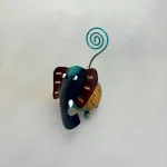 Metal Figur - Elefant Blå, M37, elefant blau, bgf, ideenwerkstatt, metalelefant, elefantfigur, big five, safari, metalfigur, elefantfigur, huskeklemme, pengegave, penge i gave, fotoholder, ting med elefanter, elefantting, klemme, notesholder, noter, biti, ribe