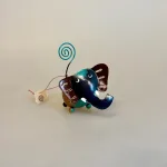 Metal Figur - Elefant Blå, M37, elefant blau, bgf, ideenwerkstatt, metalelefant, elefantfigur, big five, safari, metalfigur, elefantfigur, huskeklemme, pengegave, penge i gave, fotoholder, ting med elefanter, elefantting, klemme, notesholder, noter, biti, ribe
