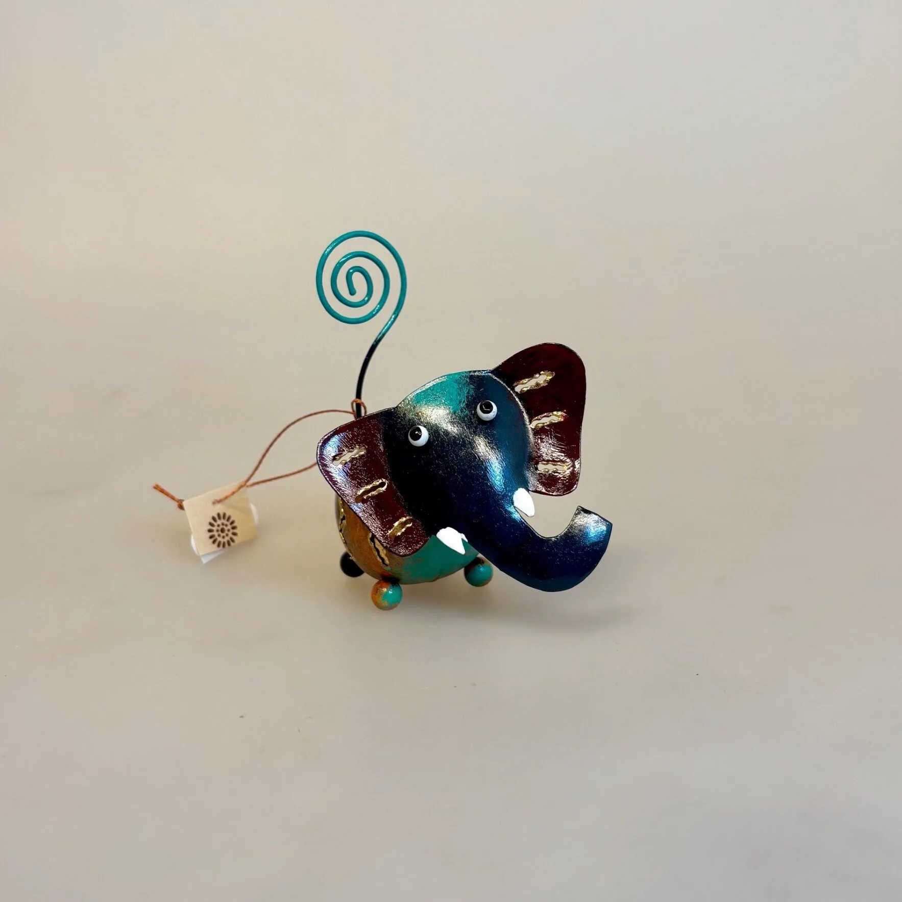 Metal Figur - Elefant Blå Metal Figur - Elefant Blå, M37, elefant blau, bgf, ideenwerkstatt, metalelefant, elefantfigur, big five, safari, metalfigur, elefantfigur, huskeklemme, pengegave, penge i gave, fotoholder, ting med elefanter, elefantting, klemme, notesholder, noter, biti, ribe