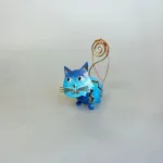 Metal Figur - Kat Blå, pastelblå, mis, blå, øjne, oholder, indkøbsseddel, huskeseddel, huskeklemme, fotoholder, metalkat, kattefigur, ting med katte, katteting, gaveidé, brun kat, garfield, mis, lille mis, missekat, biti, ribe, katteejer, kattepasser, dyrlæge, kæledyr, pengeklips, pengegave, konfirmation, fotoholder, hilsen, menukort, pastelfarvet,