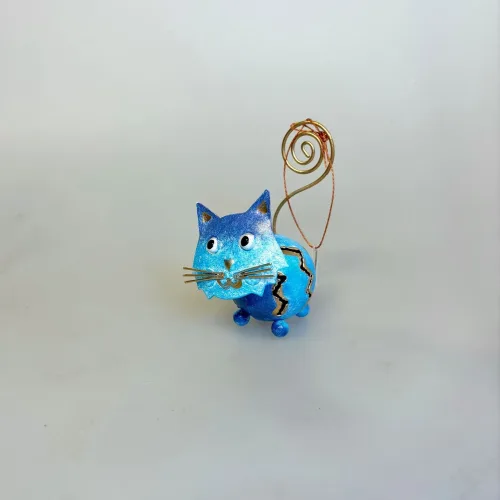 Metal Figur - Kat Blå, pastelblå, mis, blå, øjne, oholder, indkøbsseddel, huskeseddel, huskeklemme, fotoholder, metalkat, kattefigur, ting med katte, katteting, gaveidé, brun kat, garfield, mis, lille mis, missekat, biti, ribe, katteejer, kattepasser, dyrlæge, kæledyr, pengeklips, pengegave, konfirmation, fotoholder, hilsen, menukort, pastelfarvet,