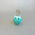 Metal Figur - Kat Grøn, grün, hankat, dreng, memoholder, indkøbsseddel, huskeseddel, huskeklemme, fotoholder, metalkat, kattefigur, ting med katte, katteting, gaveidé, brun kat, garfield, mis, lille mis, missekat, biti, ribe, katteejer, kattepasser, dyrlæge, kæledyr, pengeklips, pengegave, konfirmation, fotoholder, hilsen, menukort,