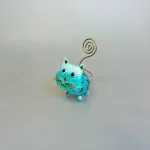 Metal Figur - Kat Grøn, grün, hankat, dreng, memoholder, indkøbsseddel, huskeseddel, huskeklemme, fotoholder, metalkat, kattefigur, ting med katte, katteting, gaveidé, brun kat, garfield, mis, lille mis, missekat, biti, ribe, katteejer, kattepasser, dyrlæge, kæledyr, pengeklips, pengegave, konfirmation, fotoholder, hilsen, menukort, pastelfarvet, pastelgrøn, mint,