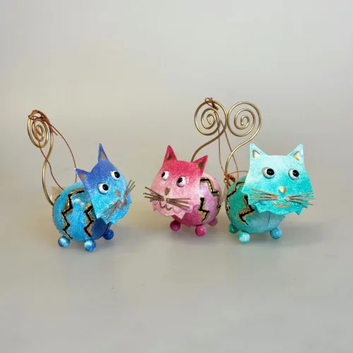 Metal Figur - Kat Blå, Metal Figur - Kat Grøn, Metal Figur - Kat Rosa, M37/S3, lyserød, piget, pige, hunkat, pink, memoholder, indkøbsseddel, huskeseddel, huskeklemme, fotoholder, metalkat, kattefigur, ting med katte, katteting, gaveidé, brun kat, garfield, mis, lille mis, missekat, biti, ribe, katteejer, kattepasser, dyrlæge, kæledyr, pengeklips, pengegave, konfirmation, fotoholder, hilsen, menukort,