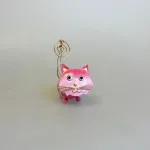 Metal Figur - Kat Rosa, M37/S3, lyserød, piget, pige, hunkat, pink, memoholder, indkøbsseddel, huskeseddel, huskeklemme, fotoholder, metalkat, kattefigur, ting med katte, katteting, gaveidé, brun kat, garfield, mis, lille mis, missekat, biti, ribe, katteejer, kattepasser, dyrlæge, kæledyr, pengeklips, pengegave, konfirmation, fotoholder, hilsen, menukort,