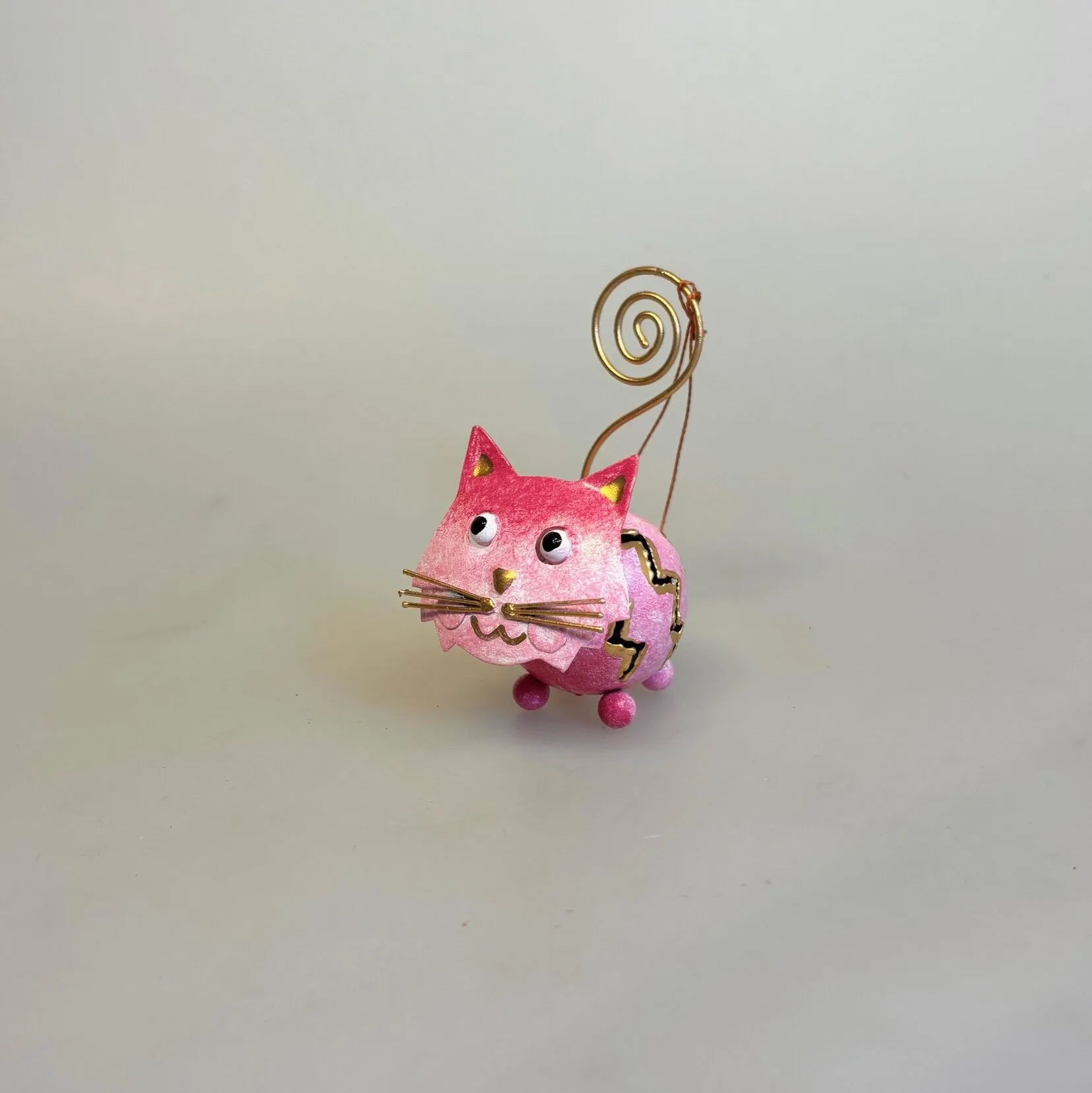 Metal Figur - Kat Rosa Metal Figur - Kat Rosa, M37/S3, lyserød, piget, pige, hunkat, pink, memoholder, indkøbsseddel, huskeseddel, huskeklemme, fotoholder, metalkat, kattefigur, ting med katte, katteting, gaveidé, brun kat, garfield, mis, lille mis, missekat, biti, ribe, katteejer, kattepasser, dyrlæge, kæledyr, pengeklips, pengegave, konfirmation, fotoholder, hilsen, menukort,