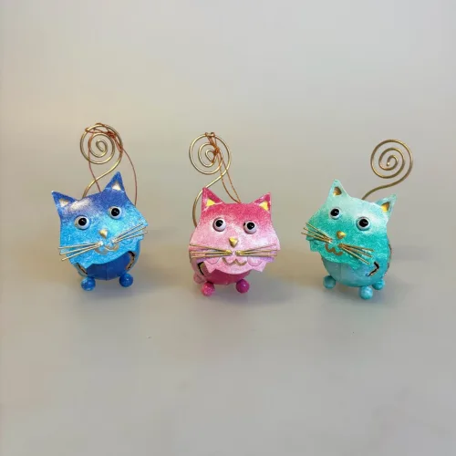 Metal Figur - Kat Blå, Metal Figur - Kat Grøn, Metal Figur - Kat Rosa, M37/S3, lyserød, piget, pige, hunkat, pink, memoholder, indkøbsseddel, huskeseddel, huskeklemme, fotoholder, metalkat, kattefigur, ting med katte, katteting, gaveidé, brun kat, garfield, mis, lille mis, missekat, biti, ribe, katteejer, kattepasser, dyrlæge, kæledyr, pengeklips, pengegave, konfirmation, fotoholder, hilsen, menukort,