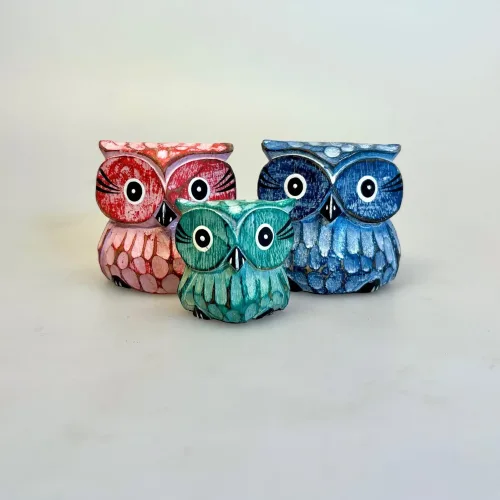 Ugle - Håndskåret af Træ Kulørt M, Ugle - Håndskåret af Træ Kulørt Lille, rød, blå, grøn, træugle, kloge, ugle, ugler, bgf, H51-3XS, lille, pastell, pastelfarver, student, studentergave, afslutning, kandidat, bachelor, uddannelse, skole, afgangsprøve, universitet, professor, biti, ribe, håndlavet, farvet, uglefigur, familie, ugleunge, uglemor