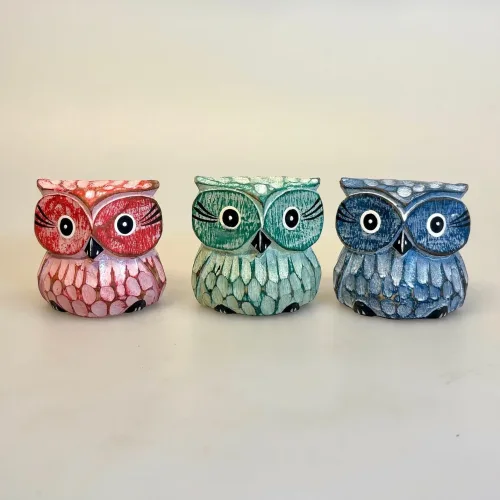 Ugle - Håndskåret af Træ Kulørt M, H51-3, rød, blå, grøn, træugle, kloge, ugle, ugler, bgf, H51-3XS, lille, pastell, pastelfarver, student, studentergave, afslutning, kandidat, bachelor, uddannelse, skole, afgangsprøve, universitet, professor, biti, ribe, håndlavet, farvet, uglefigur, familie, ugleunge, uglemor