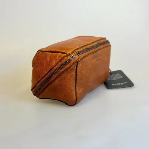 Bøffellæder Organizer Willow Cognac, organiser, clutch, unisex, herre, damer, pouch, toilettaske, kosmetik, pung, taske, fotopung, kameralinse, rygepung, rygetaske, rejsepung, smykkepung, ure, armbåndsure, sminke, kosmetik, bøffelskind, bøffellæder, læder, ægte, lækker, smart, genial, særlig, dansk, design, gadget, accessoires, axelson, montana, biti, ribe, mørkebrun, kaffe, brun, billig, tilbud, kvalitet, holdbar, bæredygtig