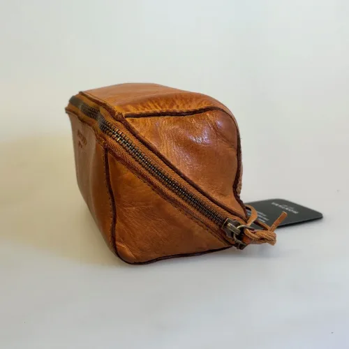 Bøffellæder Organizer Willow Cognac, organiser, clutch, unisex, herre, damer, pouch, toilettaske, kosmetik, pung, taske, fotopung, kameralinse, rygepung, rygetaske, rejsepung, smykkepung, ure, armbåndsure, sminke, kosmetik, bøffelskind, bøffellæder, læder, ægte, lækker, smart, genial, særlig, dansk, design, gadget, accessoires, axelson, montana, biti, ribe, mørkebrun, kaffe, brun, billig, tilbud, kvalitet, holdbar, bæredygtig