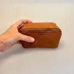 Bøffellæder Organizer Willow Cognac, organiser, clutch, unisex, herre, damer, pouch, toilettaske, kosmetik, pung, taske, fotopung, kameralinse, rygepung, rygetaske, rejsepung, smykkepung, ure, armbåndsure, sminke, kosmetik, bøffelskind, bøffellæder, læder, ægte, lækker, smart, genial, særlig, dansk, design, gadget, accessoires, axelson, montana, biti, ribe, mørkebrun, kaffe, brun, billig, tilbud, kvalitet, holdbar, bæredygtig