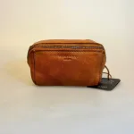 Bøffellæder Organizer Willow Cognac, organiser, clutch, unisex, herre, damer, pouch, toilettaske, kosmetik, pung, taske, fotopung, kameralinse, rygepung, rygetaske, rejsepung, smykkepung, ure, armbåndsure, sminke, kosmetik, bøffelskind, bøffellæder, læder, ægte, lækker, smart, genial, særlig, dansk, design, gadget, accessoires, axelson, montana, biti, ribe, mørkebrun, kaffe, brun, billig, tilbud, kvalitet, holdbar, bæredygtig