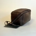 Bøffellæder Organizer Willow Kaffe Brun, organiser, clutch, unisex, herre, damer, pouch, toilettaske, kosmetik, pung, taske, fotopung, kameralinse, rygepung, rygetaske, rejsepung, smykkepung, ure, armbåndsure, sminke, kosmetik, bøffelskind, bøffellæder, læder, ægte, lækker, smart, genial, særlig, dansk, design, gadget, accessoires, axelson, montana, biti, ribe, mørkebrun, kaffe, brun, billig, tilbud, kvalitet, holdbar, bæredygtig