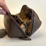 Bøffellæder Organizer Willow Kaffe Brun, organiser, clutch, unisex, herre, damer, pouch, toilettaske, kosmetik, pung, taske, fotopung, kameralinse, rygepung, rygetaske, rejsepung, smykkepung, ure, armbåndsure, sminke, kosmetik, bøffelskind, bøffellæder, læder, ægte, lækker, smart, genial, særlig, dansk, design, gadget, accessoires, axelson, montana, biti, ribe, mørkebrun, kaffe, brun, billig, tilbud, kvalitet, holdbar, bæredygtig