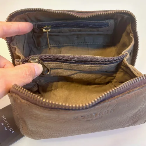 Bøffellæder Organizer Willow Kaffe Brun, organiser, clutch, unisex, herre, damer, pouch, toilettaske, kosmetik, pung, taske, fotopung, kameralinse, rygepung, rygetaske, rejsepung, smykkepung, ure, armbåndsure, sminke, kosmetik, bøffelskind, bøffellæder, læder, ægte, lækker, smart, genial, særlig, dansk, design, gadget, accessoires, axelson, montana, biti, ribe, mørkebrun, kaffe, brun, billig, tilbud, kvalitet, holdbar, bæredygtig
