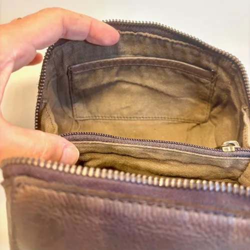 Bøffellæder Organizer Willow Kaffe Brun, organiser, clutch, unisex, herre, damer, pouch, toilettaske, kosmetik, pung, taske, fotopung, kameralinse, rygepung, rygetaske, rejsepung, smykkepung, ure, armbåndsure, sminke, kosmetik, bøffelskind, bøffellæder, læder, ægte, lækker, smart, genial, særlig, dansk, design, gadget, accessoires, axelson, montana, biti, ribe, mørkebrun, kaffe, brun, billig, tilbud, kvalitet, holdbar, bæredygtig