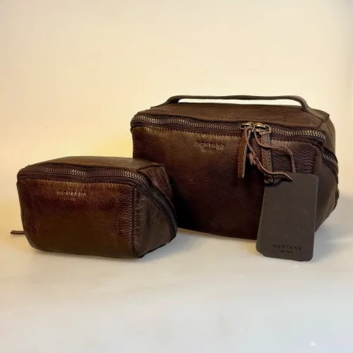 Bøffellæder Washbag Austin Kaffe Brun, Bøffellæder Organizer Willow Kaffe Brun, organiser, clutch, unisex, herre, damer, pouch, toilettaske, kosmetik, pung, taske, fotopung, kameralinse, rygepung, rygetaske, rejsepung, smykkepung, ure, armbåndsure, sminke, kosmetik, bøffelskind, bøffellæder, læder, ægte, lækker, smart, genial, særlig, dansk, design, gadget, accessoires, axelson, montana, biti, ribe, mørkebrun, kaffe, brun, billig, tilbud, kvalitet, holdbar, bæredygtig
