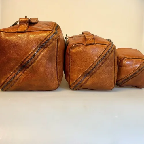 Bøffellæder Washbag Dillon Cognac, ekstra, stor, XL, gyldenbrun, organiser, clutch, unisex, herre, damer, pouch, toilettaske, kosmetik, pung, taske, fotopung, kameralinse, rygepung, rygetaske, rejsepung, smykkepung, ure, armbåndsure, sminke, kosmetik, bøffelskind, bøffellæder, læder, ægte, lækker, smart, genial, særlig, dansk, design, gadget, accessoires, axelson, montana, biti, ribe, mørkebrun, kaffe, brun, billig, tilbud, kvalitet, holdbar, bæredygtig, organiser, organizer, beauty bag, hårprodukter, styling, hårstyling, taske til, ægte, fed, lækker, smuk, eksklusiv, ekstravagant,, Bøffellæder Organizer Willow Cognac, Bøffellæder Washbag Austin Cognac, gylden, camel, lysebrun, brun, mellemstor, stor, organiser, clutch, unisex, herre, damer, pouch, toilettaske, kosmetik, pung, taske, fotopung, kameralinse, rygepung, rygetaske, rejsepung, smykkepung, ure, armbåndsure, sminke, kosmetik, bøffelskind, bøffellæder, læder, ægte, lækker, smart, genial, særlig, dansk, design, gadget, accessoires, axelson, montana, biti, ribe, mørkebrun, kaffe, brun, billig, tilbud, kvalitet, holdbar, bæredygtig, organiser, organizer,