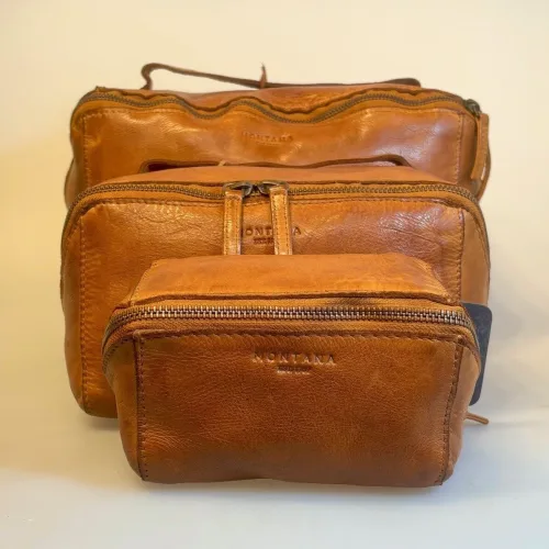 Bøffellæder Organizer Willow Cognac, Bøffellæder Washbag Austin Cognac, gylden, camel, lysebrun, brun, mellemstor, stor, organiser, clutch, unisex, herre, damer, pouch, toilettaske, kosmetik, pung, taske, fotopung, kameralinse, rygepung, rygetaske, rejsepung, smykkepung, ure, armbåndsure, sminke, kosmetik, bøffelskind, bøffellæder, læder, ægte, lækker, smart, genial, særlig, dansk, design, gadget, accessoires, axelson, montana, biti, ribe, mørkebrun, kaffe, brun, billig, tilbud, kvalitet, holdbar, bæredygtig, organiser, organizer,
