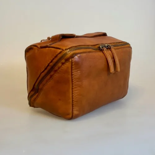 Bøffellæder Washbag Austin Cognac, gylden, camel, lysebrun, brun, mellemstor, stor, organiser, clutch, unisex, herre, damer, pouch, toilettaske, kosmetik, pung, taske, fotopung, kameralinse, rygepung, rygetaske, rejsepung, smykkepung, ure, armbåndsure, sminke, kosmetik, bøffelskind, bøffellæder, læder, ægte, lækker, smart, genial, særlig, dansk, design, gadget, accessoires, axelson, montana, biti, ribe, mørkebrun, kaffe, brun, billig, tilbud, kvalitet, holdbar, bæredygtig, organiser, organizer,