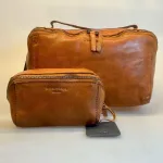 Bøffellæder Organizer Willow Cognac, Bøffellæder Washbag Dillon Cognac, ekstra, stor, XL, gyldenbrun, organiser, clutch, unisex, herre, damer, pouch, toilettaske, kosmetik, pung, taske, fotopung, kameralinse, rygepung, rygetaske, rejsepung, smykkepung, ure, armbåndsure, sminke, kosmetik, bøffelskind, bøffellæder, læder, ægte, lækker, smart, genial, særlig, dansk, design, gadget, accessoires, axelson, montana, biti, ribe, mørkebrun, kaffe, brun, billig, tilbud, kvalitet, holdbar, bæredygtig, organiser, organizer, beauty bag, hårprodukter, styling, hårstyling, taske til, ægte, fed, lækker, smuk, eksklusiv, ekstravagant,