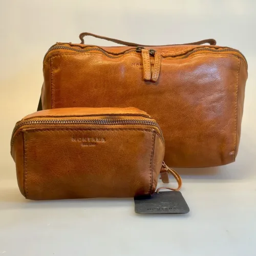 Bøffellæder Organizer Willow Cognac, Bøffellæder Washbag Dillon Cognac, ekstra, stor, XL, gyldenbrun, organiser, clutch, unisex, herre, damer, pouch, toilettaske, kosmetik, pung, taske, fotopung, kameralinse, rygepung, rygetaske, rejsepung, smykkepung, ure, armbåndsure, sminke, kosmetik, bøffelskind, bøffellæder, læder, ægte, lækker, smart, genial, særlig, dansk, design, gadget, accessoires, axelson, montana, biti, ribe, mørkebrun, kaffe, brun, billig, tilbud, kvalitet, holdbar, bæredygtig, organiser, organizer, beauty bag, hårprodukter, styling, hårstyling, taske til, ægte, fed, lækker, smuk, eksklusiv, ekstravagant,