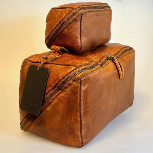 Bøffellæder Organizer Willow Cognac, Bøffellæder Washbag Dillon Cognac, ekstra, stor, XL, gyldenbrun, organiser, clutch, unisex, herre, damer, pouch, toilettaske, kosmetik, pung, taske, fotopung, kameralinse, rygepung, rygetaske, rejsepung, smykkepung, ure, armbåndsure, sminke, kosmetik, bøffelskind, bøffellæder, læder, ægte, lækker, smart, genial, særlig, dansk, design, gadget, accessoires, axelson, montana, biti, ribe, mørkebrun, kaffe, brun, billig, tilbud, kvalitet, holdbar, bæredygtig, organiser, organizer, beauty bag, hårprodukter, styling, hårstyling, taske til, ægte, fed, lækker, smuk, eksklusiv, ekstravagant,