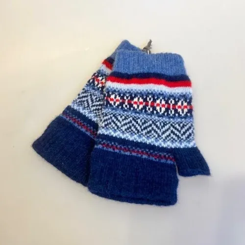 Eribé Strikkede Vanter Uden Fingre Stobo Blå Rød, navy, reflection, marineblå, navy, blå, rød, camel, beige, klassisk, classic, skotland, smart, flot, lækker, blød, udendørs, indendørs, håndledsvarmere, pulsvarmere, kontor, vanter, tynde, bløde, lune, lette, cykle, mobilhandsker, mønster, rød, grøn, flotte, gaveide, sort, sol, ribe, eribe, country, stil, side, adel, engelsk, skotsk