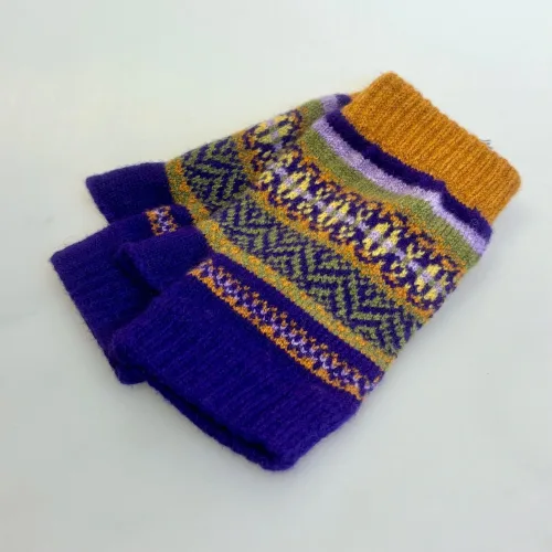 Eribé Strikkede Vanter Uden Fingre Stobo Lilla Gylden, mulberry, lilla, violet, camel, smukke, farver, særlige, efterårsfarver, skotland, smart, flot, lækker, blød, udendørs, indendørs, håndledsvarmere, pulsvarmere, kontor, vanter, tynde, bløde, lune, lette, cykle, mobilhandsker, mønster, rød, grøn, flotte, gaveide, sort, sol, ribe, eribe, country, stil, side, adel, engelsk, skotsk