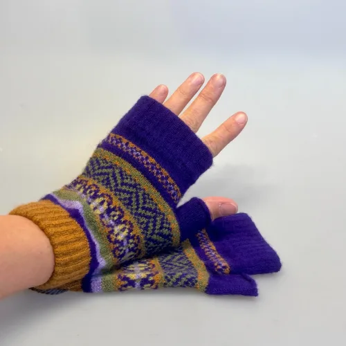 Eribé Strikkede Vanter Uden Fingre Stobo Lilla Gylden, mulberry, lilla, violet, camel, smukke, farver, særlige, efterårsfarver, skotland, smart, flot, lækker, blød, udendørs, indendørs, håndledsvarmere, pulsvarmere, kontor, vanter, tynde, bløde, lune, lette, cykle, mobilhandsker, mønster, rød, grøn, flotte, gaveide, sort, sol, ribe, eribe, country, stil, side, adel, engelsk, skotsk