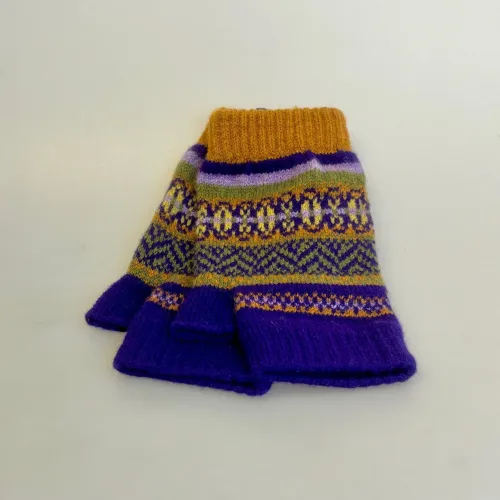 Eribé Strikkede Vanter Uden Fingre Stobo Lilla Gylden, mulberry, lilla, violet, camel, smukke, farver, særlige, efterårsfarver, skotland, smart, flot, lækker, blød, udendørs, indendørs, håndledsvarmere, pulsvarmere, kontor, vanter, tynde, bløde, lune, lette, cykle, mobilhandsker, mønster, rød, grøn, flotte, gaveide, sort, sol, ribe, eribe, country, stil, side, adel, engelsk, skotsk