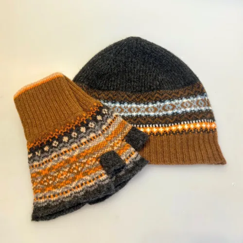 Hue Uld - Eribé Beanie Koks Gylden, hue, Eribé Strikkede Vanter med Åbne Fingre Koks Gylden, winter, alloa, open, mittens, Eribé Strikkede Vanter med Åbne Fingre Koks Gylden, winter, koksgrå, sort, brun, varme, farver, diskrete, særlige, lækre, bløde, tynde, varme, smarte, praktiske. gave, gaveide, fryser, indendørs, mobilvanter, strikhandsker, fingerfri, fingerløse, pulsvarmere, muffedisser, håndledsvarmere, biti, ribe, sort sol, skotsk, design