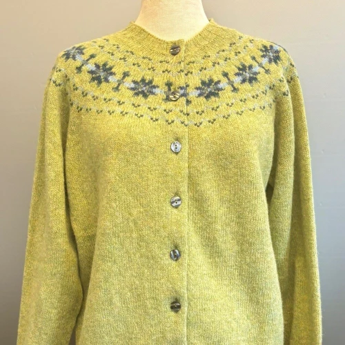 Harley of Scotland - Færø Cardigan Æblegrøn, avocado, lysegrøn, sart, lys, forårs, grøn, stjerner, mønster, fintstrikket, cardigan, striktrøje, strikjakke, ren, 100%, uld, lammeuld, lambswool, ulden, skotsk, skotland, færøerne, islænder, færømønster, færøstrik, let, tynd, indendørs, smart, moderne, klassisk, traditionel, norsk, trøje, knapper, biti, ribe, mønsterstrik